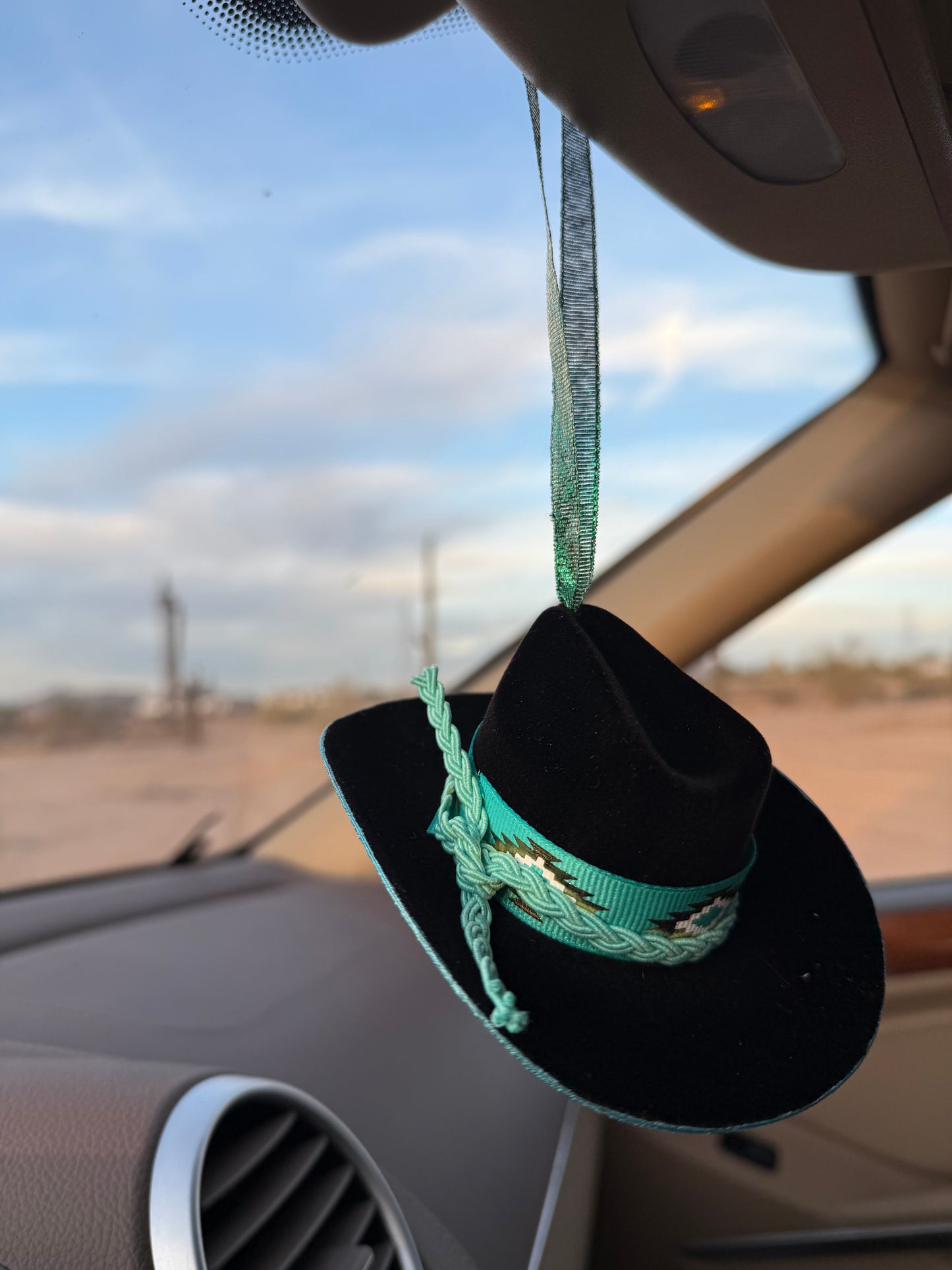 Black blue glittet hat rearview mirror charm