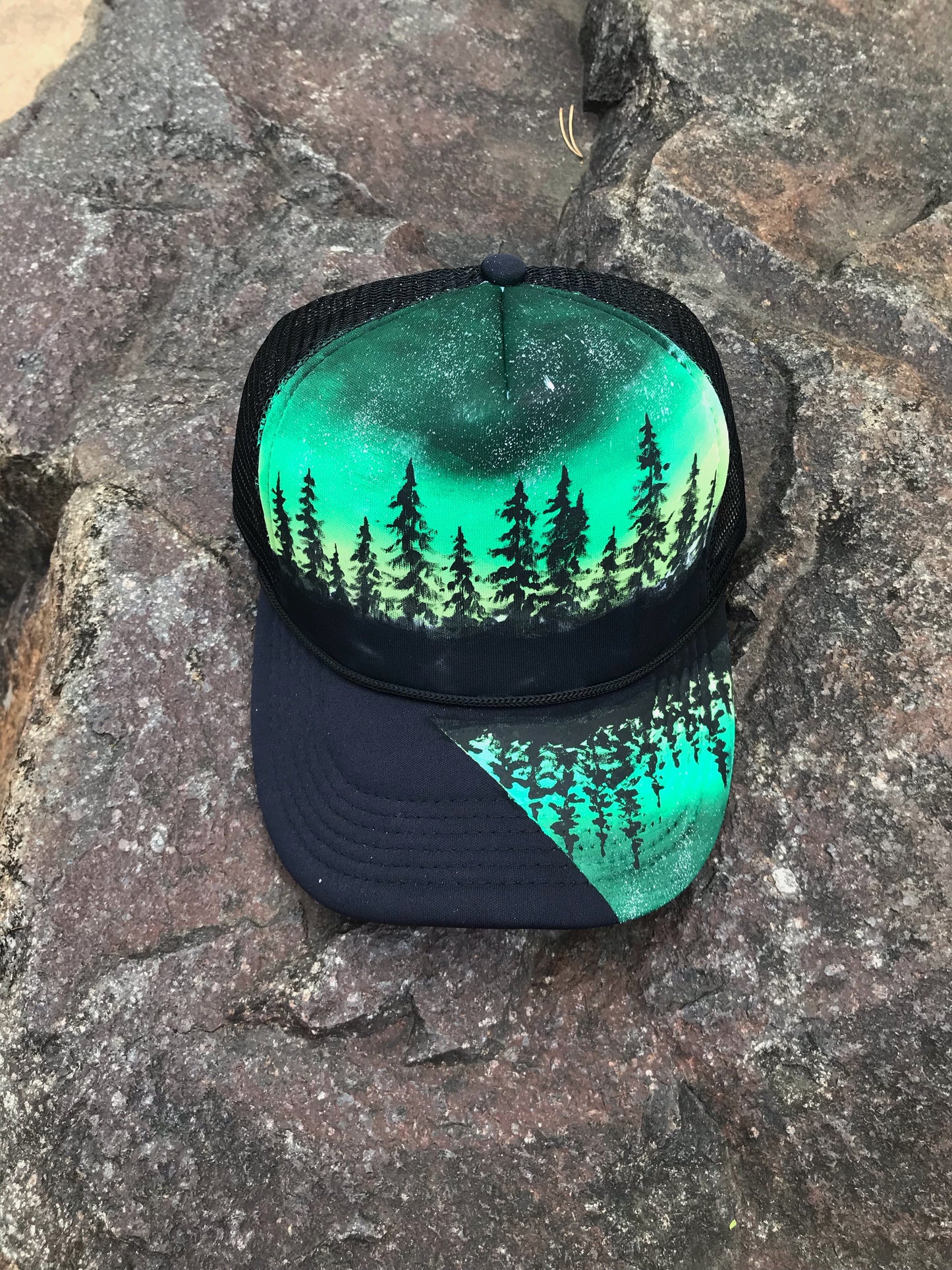 Green tree diagonal bill hat