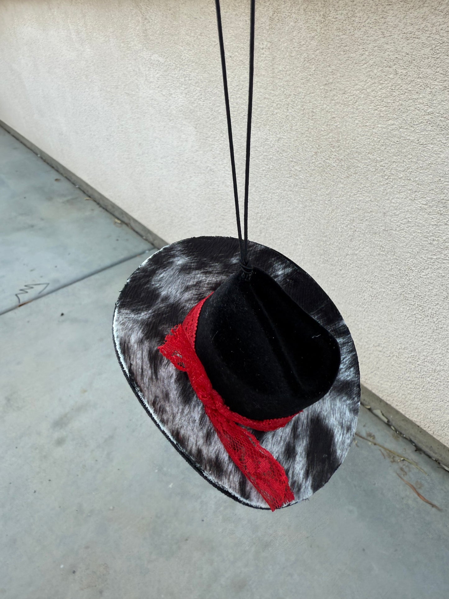Black cowhide hat rearview mirror charm