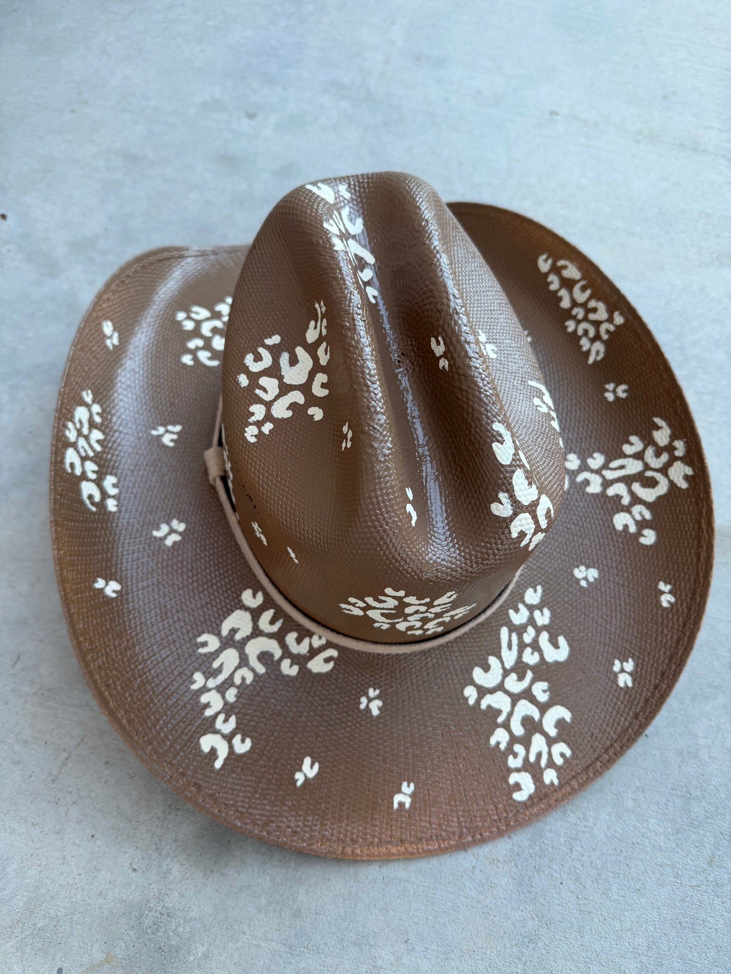 Taupe leopard straw wide brim cowboy hat