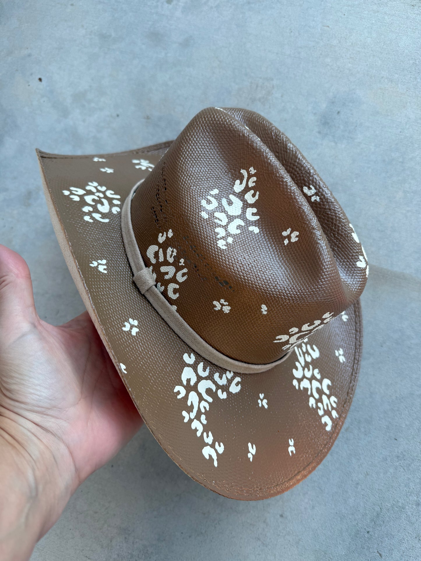 Taupe leopard straw wide brim cowboy hat